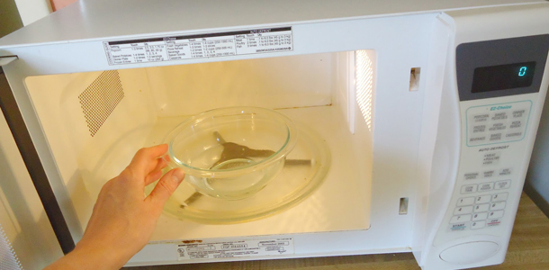 clean a microwave in 5 minutes with just water and vinegar