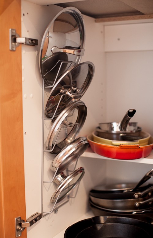 Use magazine rack as pot lid holder