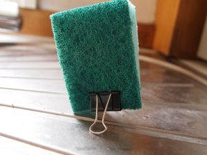 Use a binder clip as a sponge stand