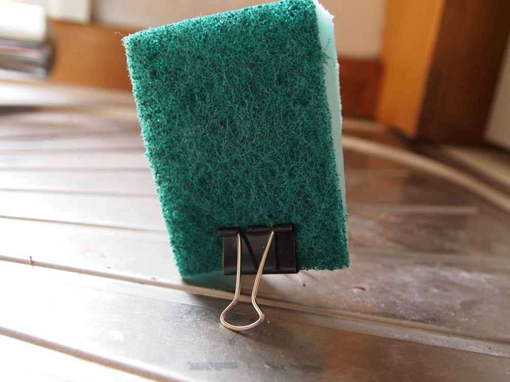 Use a binder clip as a sponge stand