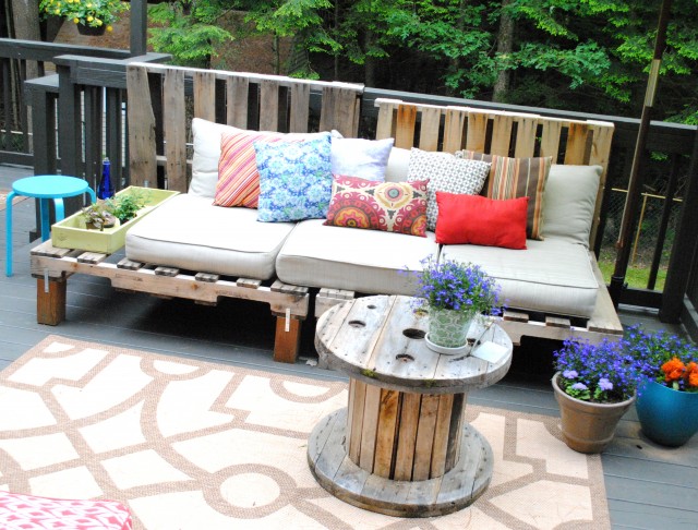 outdoor pallet sofa