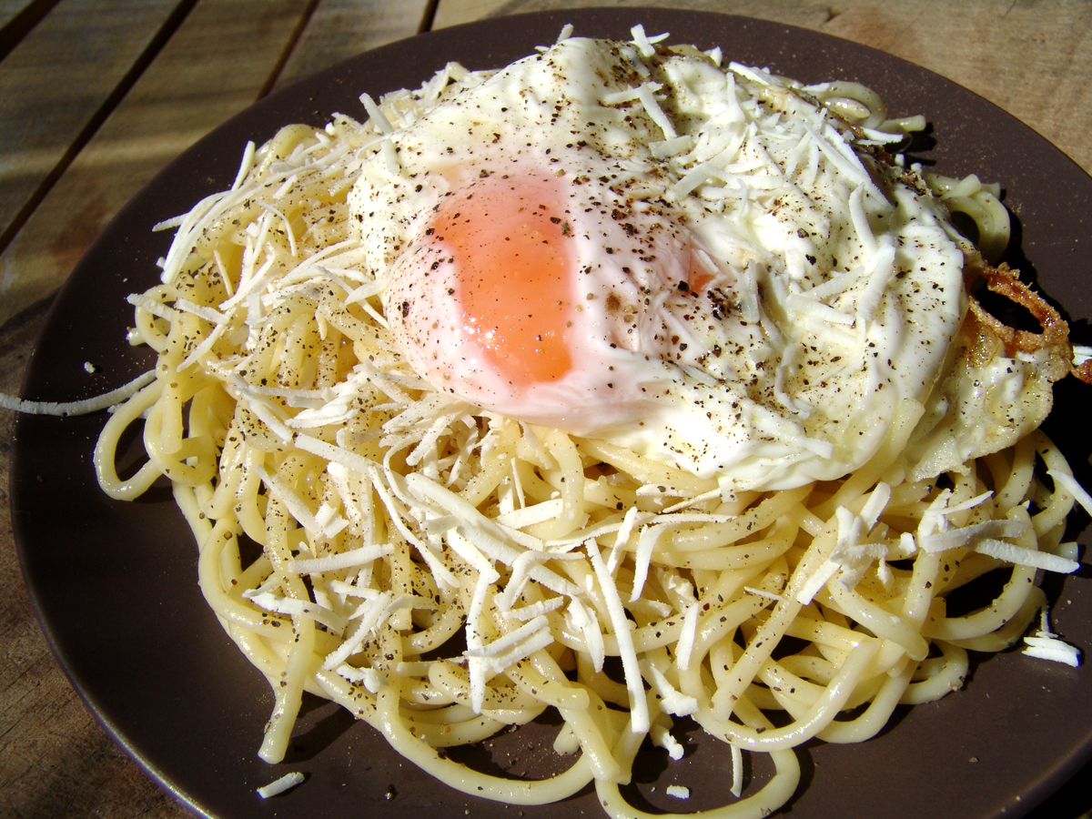 Spaghetti with fried eggs